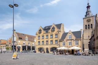 <p><strong>Te koop: Historisch hoekpand op de Grote Markt van Diksmuide – uniek renovatieproject met veel mogelijkheden</strong></p>
<p>Op een van de meest iconische locaties van Diksmuide, op de Grote Markt, staat dit indrukwekkende hoekpand te koop. Oorspronkelijk heropgebouwd in 1922 naar het ontwerp van architect Verbrugge, toont het gebouw vandaag nog steeds zijn historische grandeur met karaktervolle baksteenarchitectuur, markante puntgevels en elegante korfboogvormige ramen op het gelijkvloers.</p>
<p>Met meer dan <strong>800 m² bruikbare vloeroppervlakte</strong>, verspreid over vier bouwlagen en vier kelders, biedt dit pand een waaier aan mogelijkheden voor investeerders, ondernemers of projectontwikkelaars. Momenteel omvat het gebouw <strong>12 slaapkamers en 8 badkamers</strong>, wat wijst op een verleden als hotel. De ruime handelsgelijkvloers, met veel lichtinval en zicht op het marktplein, leent zich perfect voor horeca of retail, met bovendien ruimte voor <strong>zeer ruime terrassen langs de zonnekant van de markt</strong> en een dakterras achtreraan op de 2de verdieping.</p>
<p>Ziet u hier opnieuw een <strong>stijlvol hotel</strong> verrijzen? een <strong>klassevolle horecazaak met grote zonnige terrassen</strong> Of transformeert u dit historische pand tot meerdere <strong>exclusieve appartementen met zicht op de prachtige Grote Markt</strong>? of...</p>
<p>Dit opbrengsteigendom wacht op een nieuw verhaal. <strong>Wie grijpt deze zeldzame kans in het hart van Diksmuide?</strong></p>
<p>Contacteer ons voor meer informatie of een bezoek ter plaatse.<br /><u><strong>peter@eravandenbussche.be<br />+32473/39 04 01</strong></u></p>