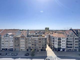 Op een steenworp van het Heldenplein en het strand in Heist bevindt zicht appartement te huur. Het appartement beschikt over 2...