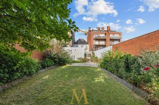 Ontdek deze bijzonder royale woning met handelsruimte, ideaal gelegen in het centrum van Sint-Eloois-Vijve, op wandelafstand van winkels, scholen en met vlotte verbinding naar de belangrijkste invalswegen.<br /><br />Dit pand combineert wonen en werken onder één dak en biedt een zee aan ruimte, perfect voor grote gezinnen die op zoek zijn naar comfort, vrijheid en talloze indelingsmogelijkheden.<br /><br />Op het gelijkvloers vind je de handelsruimte met aansluitende bergruimte, een inkomhal met apart toilet, een inpandige garage en een praktische kelder. De open keuken sluit naadloos aan op de lichtrijke leef- en eetruimte met zicht op de veranda en de zonnige tuin, een ideale plek waar het hele gezin kan genieten van rust en gezelligheid.<br /><br />De eerste verdieping telt drie ruime slaapkamers, twee badkamers en een apart toilet. De tweede verdieping biedt nog eens drie royale zolderruimtes, die moeiteloos kunnen worden omgevormd tot extra slaapkamers, een speelkamer, hobbyruimte of bureel plaats genoeg voor elk gezinslid.<br /><br />Achteraan het perceel is er bovendien de mogelijkheid om een extra garagebox met sectionale poort aan te kopen voor €30.000.<br /><br />✨ Troeven
<ul>
<li>Zeer centrale ligging met uitstekende zichtbaarheid, ideaal voor handel, vrij beroep of horeca</li>
<li>Zeer ruime woning met maar liefst zes potentiële slaapkamers</li>
<li>Perfect voor grote gezinnen of wie extra ruimte zoekt voor werk of hobby</li>
<li>Inpandige garage + mogelijkheid tot aankoop extra garagebox (€30.000)</li>
</ul>
<br />📞 Interesse of een bezoek plannen?<br />Contacteer ons via 0498 44 78 00 of mail naar info@maximevanneste.be