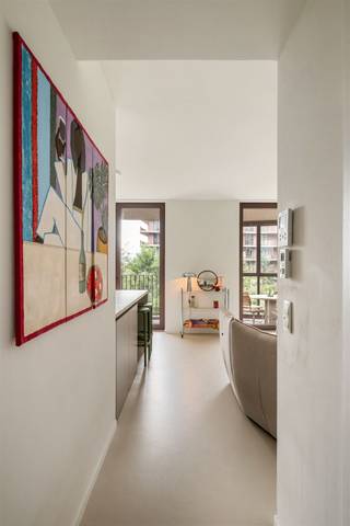<p><span>Ontdek dit stijlvolle appartement in de architecturale realisatie van Robbrecht en Daem, gelegen in het gegeerde Nieuwe-Zuid. Met zijn hoogwaardige afwerking, aangename lichtinval en verschillende buitenruimtes combineert het hedendaags wooncomfort met een sterke architecturale identiteit.</span></p><p><span>Bij het binnenkomen wordt u verwelkomd door een ruime inkomhal die u begeleidt naar de open leefruimte. Grote raampartijen zorgen er voor een aangename natuurlijke lichtinval, terwijl de naadloze gietvloer doorheen het volledige appartement loopt en het geheel een rustige en eigentijdse uitstraling geeft. De leefruimte staat rechtstreeks in verbinding met de open keuken met kookeiland en vormt zo het centrale hart van de woning.</span></p><p><span>De keuken werd ingericht met oog voor zowel vorm als gebruiksgemak en beschikt over moderne inbouwtoestellen, waaronder een inductiekookplaat, combi-oven, vaatwasser en Quooker-kraan met instant kokend en gefilterd water. Dankzij de open indeling blijft de keuken mooi verbonden met de leefruimte en vormt ze een aangename plek om te koken, te tafelen en samen te zijn.</span></p><p><span>Een belangrijke troef van het appartement zijn de verschillende buitenruimtes. Vanuit de leefruimte bereikt u het ruime terras met zicht op de groene binnentuin en de Schelde. Daarnaast beschikt de woning over een winterterras dat zich uitstekend leent als eet- of extra leefruimte, aangevuld met een zonneterras waar u op andere momenten van de dag van het buitenleven kunt genieten.</span></p><p><span>De ruime hoofdslaapkamer beschikt over een ensuite badkamer met moderne inloopdouche en dubbele lavabo. De tweede kamer wordt momenteel gebruikt als dressing, maar kan uiteraard ook ingericht worden als tweede slaapkamer, bureau of polyvalente ruimte.</span></p><p><span>Het appartement beschikt daarnaast over een privatieve kelderberging en een beveiligde fietsenstalling.</span></p><p><span>Ook de ligging maakt dit appartement bijzonder aantrekkelijk. Met koffiebar Barchel vlakbij, het Zuidpark op wandelafstand en de DHerbouvillekaai om de hoek, woont u hier op het Nieuwe-Zuid met de stad letterlijk binnen handbereik.</span></p><p><span>Bijzonderheden</span></p><ul><li><span>Architecturale realisatie van Robbrecht en Daem</span></li><li><span>Hoogwaardige en duurzame afwerking</span></li><li><span>Volledig geïnstalleerde keuken met kookeiland en Quooker</span></li><li><span>Ruim terras met zicht op de groene binnentuin</span></li><li><span>Privatieve kelderberging</span></li><li><span>Beveiligde fietsenstalling</span></li><li><span>Gegeerde ligging op het Nieuwe-Zuid</span></li><li><span>Verkoop onder registratierechten</span></li></ul><p><span>Een appartement voor wie houdt van hedendaagse architectuur, licht en buitenruimte, en tegelijk dicht bij het bruisende Zuid wil wonen.</span></p><p><span>Contacteer ons via <span>thomas.onzia@urbainvastgoed.be</span></span><span> of </span><span>03 501 97 16</span><span> voor meer informatie of een bezoek.</span></p>