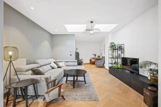 Qui dispose d'un abri à vélos homologué pour 4 vélos dans son jardin d'entrée ? Les propriétaires de cette maison d'architecte, rénovée en...