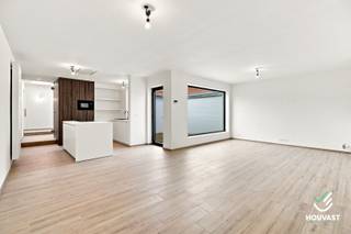 <p>Centraal gelegen in de winkelstraat van Diksmuide, met alle voorzieningen (winkels, horeca, scholen, openbaar vervoer) op wandelafstand, vindt u dit volledig gerenoveerde appartement (renovatie 2026). Het is gelegen op het gelijkvloers en helemaal instapklaar, met al het nodige wooncomfort aanwezig. Dankzij de doordachte en kwalitatieve afwerking hoeft u hier geen werken meer uit te voeren.<br />Het appartement omvat een ruime living die overloopt in een open, praktisch ingerichte keuken – ideaal voor wie graag kookt en ontvangt. Er zijn 2 ruime slaapkamers en een praktisch ingerichte badkamer, aangevuld met een apart toilet. Extra troef zijn de 2 gezellige koertjes, perfect om buiten te zitten en te genieten van een zonnig moment.<br />Een bijkomende troef zijn de heel lage gemeenschappelijke lasten.<br />Bij het appartement hoort tevens een garage, ideaal voor wagen of extra opbergruimte.<br />EPC: label C – 265 kWh/(m² jaar)<br />Appartement: €230.000<br />Garage: €25.000<br />Interesse of een bezoek inplannen? Neem gerust contact op.<br /> </p>
