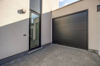 <p><span>In een rustige woonstraat in </span><span>Ekeren</span><span> bevindt zich deze recente </span><span>halfopen BEN-woning</span><span> met </span><span>EPC A</span><span>. Je woont hier op wandelafstand van </span><span>Hof De Bist</span><span>, scholen, winkels, openbaar vervoer en sportfaciliteiten. Dankzij de vlotte verbinding met de A12, de Antwerpse Ring en de Haven geniet je bovendien van een uitstekende bereikbaarheid.</span></p><p><span>Via de inkomhal met </span><span>gastentoilet</span><span> en vestiaire kom je in de ruime, lichtrijke </span><span>leefruimte</span><span> met grote schuiframen naar het terras en de tuin. De </span><span>volledig ingerichte open keuken</span><span> is uitgerust met kwalitatieve toestellen en sluit aan op een praktische wasplaats en de inpandige garage. De tuin is voorzien van een haag met irrigatiesysteem, aangesloten op de regenwaterput.</span></p><p><span>Op de eerste verdieping bevinden zich </span><span>3 ruime slaapkamers</span><span>, een apart toilet en een stijlvolle badkamer met </span><span>ligbad, inloopdouche en dubbele wastafel</span><span>. Via een vaste trap bereik je de tweede verdieping, waar een volwaardige </span><span>4de slaapkamer</span><span> is ingericht.</span></p><p><span>De woning beschikt verder over een </span><span>inpandige garage</span><span> met automatische poort en een oprit met plaats voor </span><span>2 extra wagens</span><span>.</span></p><p><span>Troeven:</span></p><ul><li><span>BEN-woning met EPC A</span><span> </span></li><li><span>4 volwaardige slaapkamers</span><span> </span></li><li><span>Zonnepanelen</span><span> </span></li><li><span>Inpandige garage + oprit voor 2 wagens </span></li><li><span>Zonnige tuin met irrigatiesysteem en regenwaterput </span></li><li><span>Veiligheidsglas </span></li><li><span>Rustige ligging nabij </span><span>Hof De Bist</span><span>, winkels, scholen en openbaar vervoer </span></li></ul><p><span> </span></p><p><span>Interesse in deze instapklare gezinswoning? Contacteer ons op 036466655 of <span>info@sinjoor.be</span></span><span> voor meer informatie of een bezoek.</span></p>
