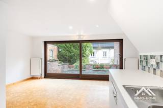 Deze karaktervolle woning in hartje Lokeren is momenteel opgedeeld in twee wooneenheden. Op het gelijkvloers is er een mooie studio ingericht, bestaande uit een ruime living met open keuken en een slaapkamer met on-suite badkamer. Een groot schuifraam biedt toegang tot een leuke stadstuin. In de twee verdiepingen erboven vinden we een mooi duplexappartement, bestaande uit een aangename en ruime leefkeuken (met toegang tot een ruim terras) en een gezellige living aan de straatkant. Tussenliggend is er voorzien in een apart toilet en een badkamer met een ligbad. De enige slaapkamer is ingericht op de bovenste verdieping, waar we ook een handige wasplaats terugvinden. Het gehele gebouw is recent gerenoveerd en perfect instapklaar. Bezoekdag:31/10 Inschrijven via mail naar tommy@immo-home.be, geen telefonische inschrijvingen! Volg ons op Fb en Insta. Voor meer info: www.immo-home.be. GRATIS SCHATTING & GRATIS FINANCIEEL ADVIES