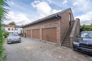 Century21ImmoNero stelt voor, Uitstekende opportuniteit voor investeerder! dit appartementsgebouw is vergund als 2 appartementen, een kantoorruimte van 93m² en 3 garages + 3 parkeerplaatsen. Topligging vlakbij park en op wandelafstand van winkels, scholen, bushalte en treinstation...Het gebouw van 1991 verkeert in goede staat. Naast de 2 vergunde appartementen is er nog een penthouse, momenteel verhuurd maar niet als dusdanig vergund, en welke tot één groot duplex penthouse kan omgevormd worden samen met ondergelegen appartement waardoor een schitterende penthouse kan gerealiseerd worden. De Appartementen hebben telkens 3 slaapkamers, een badkamer en een douche kamer en een oppervlakte van elk 93m². Volledig ingerichte keuken en individuele CV op gas. Boven de garage is er nog een studio van 91m², welke kan gebruikt worden als kantoor of hobbyruimte. Zeer beperkte vaste kosten! meer info:www.kasteelstraat22.be