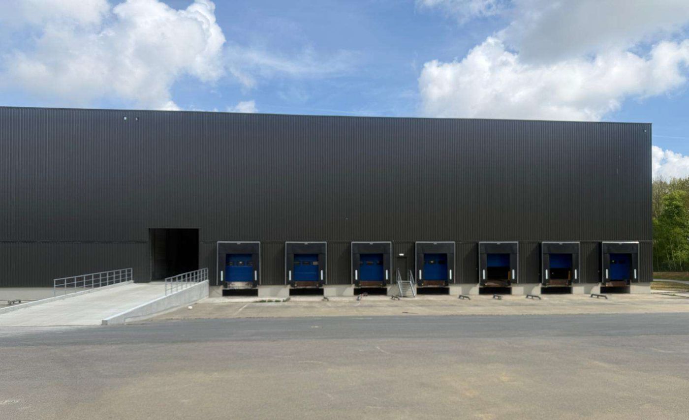 Warehouse 12,543 m² with canopy and 11 loading docks with office 1,123 m² and ample parking for rent - photo 1