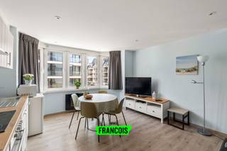 Dit gezellige éénslaapkamerappartement bevindt zich in de Jean Van Hinsberghstraat in Middelkerke en is ideaal voor wie op zoek is naar een knusse en goed gelegen woonst aan de kust.<br /><br />De indeling van het appartement zorgt voor een aangename woonbeleving, met een lichtrijke leefruimte die perfect aansluit op de functionele keuken. De aparte badkamer biedt extra comfort en privacy.<br /><br />Dankzij de gunstige ligging geniet je hier van een vlotte verbinding met het centrum, winkels en het openbaar vervoer. Bovendien bevindt de zeedijk zich op wandelafstand, waardoor je op elk moment kan genieten van een ontspannen wandeling langs het strand.<br /><br />Voor meer informatie of een bezoek kunt u contact opnemen met Inti op middelkerke@immofrancois.be<br /><br /> of 0470 46 75 13.<br /><br />