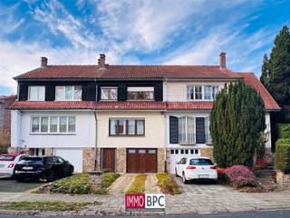 Deze gezellige woning biedt een solide basis voor wie op zoek is naar een comfortabele gezinswoning met potentieel. Met drie slaapkamers, een...