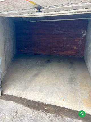 Deze afgesloten garagebox (nr.16) in centrum Koekelare is gelegen vlak naast De Kroon. <br />Garage dient enkel gebruikt te worden als parkeerplaats van een voertuig. <br /><br />Afmetingen:<br />Diepte: rechterkant: 5.2m, linkerkant: 6.6m.<br />Breedte: 2.8m<br />Hoogte garagepoort: 2.1m<br /><br />Syndickosten inbegrepen. <br />Huurprijs 92 €/mnd.<br />Beschikbaar vanaf 1/10/2026