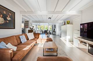 <p><strong>In een rustige, groene woonomgeving bevindt zich deze degelijk gerenoveerde villa, gelegen in een doodlopende straat op een perceel van ca. 1.100 m².</strong></p>
<p><strong>Indeling</strong></p>
<p><strong>Gelijkvloers</strong><br />Ruime inkomhal met gastentoilet en vestiaireruimte. Aansluitend bevindt zich de lichtrijke leefruimte, onderverdeeld in een sfeervol salon met TV-meubel en een royale eetkamer met lichtkoepel en grote schuiframen, die uitkijken op en directe toegang bieden tot het terras en de tuin.</p>
<p>De volledig geïnstalleerde keuken is uitgerust met een keramisch werkblad met spoelbak, gasfornuis met grote oven, dampkap en vaatwasser. Aansluitend is er een bijzonder praktische berging met ingebouwde kastenwanden.</p>
<p>Verder zijn er op het gelijkvloers een extra kamer/bureau en een polyvalente ruimte aanwezig.</p>
<p>De wasplaats is voorzien van dubbele buitendeur, wasbak en geeft toegang tot een gelijkvloerse badkamer met ligbad. Vanuit deze ruimte bereikt men via een uitschuifbare trap de geïsoleerde bergzolder, gelegen boven de inpandige garage.</p>
<p><strong>Verdieping</strong><br />Overloop met toegang tot drie slaapkamers, allen voorzien van airconditioning. De master bedroom beschikt over een ingemaakte kast.<br />De tweede badkamer is uitgerust met een inloopdouche, lavabo en toilet.</p>
<p><strong>Buitenruimte</strong><br />Het ruime terras en de fraai aangelegde, volledig omheinde tuin bieden optimale privacy. Het verwarmde zwembad wordt bediend via een recente warmtepomp.<br />Het multifunctionele bijgebouw (ca. 30 m²), bruikbaar als tuin-/werk- of hobbyruimte, is volledig onderkelderd (ca. 50 m²) met stahoogte.</p>
<p><strong>Troeven</strong><br />Een instapklare, energiezuinige woning die recent en kwalitatief werd gerenoveerd.</p>
<p><strong>Bijzonderheden</strong></p>
<ul>
<li>
<p>Renovatiejaar 2023/2024/2025</p>
</li>
<li>
<p>31 zonnepanelen met thuisbatterij (10 kW)</p>
</li>
<li>
<p>Daikin warmtepomp met airconditioning</p>
</li>
<li>
<p>Nieuwe centrale verwarming op aardgas</p>
</li>
<li>
<p>PVC- en houten ramen</p>
</li>
<li>
<p>Camerabewaking en geavanceerd alarmsysteem</p>
</li>
<li>
<p>Wifi-dekking tot in de tuin</p>
</li>
<li>
<p>Volledig vernieuwde en conforme elektrische installatie</p>
</li>
<li>
<p>Serre, moestuin, kippenren, tuinverlichting</p>
</li>
<li>
<p>Elektriciteit conform</p>
</li>
<li>
<p>EPC 202 kWh/m² – Label C – UC 20250609-0002712553</p>
</li>
<li>
<p>Vg – Wg – Gvv – Gvkr – Gmo – Gworg</p>
</li>
</ul>