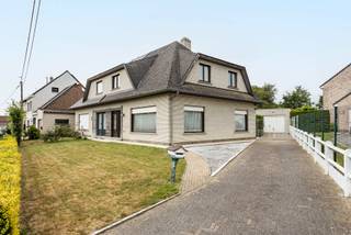 Deze halfopen bebouwing staat in een rustige en toch centrale buurt in Erpe, vlak bij winkels en met een vlotte verbinding naar de E40. Op het gelijkvloers kom je binnen via een inkomhal met vestiaire en een apart toilet. De ruime living biedt meteen een mooi en rechtstreeks zicht op de grote tuin, wat zorgt voor een fijn gevoel van licht en ruimte. Aansluitend bevindt zich de keuken. Buiten staat er een grote, aparte garage met een praktische berging. Op de eerste verdieping, gebouwd op stevige betonnen gewelven, vind je drie slaapkamers. Daarnaast is er een badkamer voorzien van een ligbad en een tweede toilet en een kleine berging. De grote tuin is een absolute troef voor wie houdt van rust en groen rondom het huis.