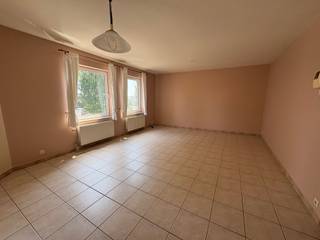 Op een uitstekende locatie in de geliefde Vuurtorenwijk (Opex) te Oostende bevindt zich dit zeer ruime en lichtrijke 2-slaapkamerappartement. Gelegen in een rustige en verzorgde residentie, biedt dit appartement alle comfort voor wie op zoek is naar aangenaam wonen op een vlot bereikbare locatie.<br /><br />Dankzij de nabijheid van tram- en bushaltes geniet u van een uitstekende verbinding met het centrum van Oostende en de omliggende gemeenten.<br /><br />Indeling:<br /><br />Ruime en lichtrijke woonkamer<br /><br />Volledig uitgeruste keuken<br /><br />Twee volwaardige slaapkamers<br /><br />Badkamer voorzien van zowel een douche als een ligbad<br /><br />Praktische berging<br /><br />Fietsenberging aanwezig<br /><br />Het appartement werd steeds zeer goed onderhouden en verkeert in uitstekende staat.<br /><br />Huurprijs: € 780/maand<br /><br />Voorschot gemeenschappelijke kosten: € 100/maand (inclusief waterverbruik en onderhoud algemene delen)<br /><br />Interesse in dit instapklare appartement? Neem vandaag nog contact op voor meer informatie of een bezichtiging. Beschikbaar vanaf onmiddellijk!<br /><br />