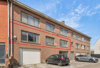 Dit instapklare appartement, volledig gerenoveerd in 2015, is uitstekend gelegen nabij de E314/E40, de Vaartkom, het Park Abdij van Keizersberg en verschillende van winkels. Bovendien bereik je het centrum van Leuven eenvoudig te voet of met de fiets, waardoor je hier geniet van een ideale combinatie van wooncomfort en bereikbaarheid.<br /><br />Het appartement bevindt zich op de eerste verdieping van residentie "De Pomp" en beschikt over een ruime L-vormige leefruimte, een volledig geïnstalleerde keuken met gezellige eetplaats. Vanuit de keuken heb je rechtstreeks toegang tot het zonnige terras van ca. 25 m², een heerlijke plek om in alle rust van het buitenleven te genieten.<br /><br />Verder omvat het appartement twee ruime slaapkamers, een grote kelderberging en maar liefst drie privatieve garageboxen achter het gebouw, een bijzonder zeldzame meerwaarde op deze locatie.<br /><br />Tijdens de renovatie in 2015 werden onder meer de ramen, vloeren, keuken, badkamer, binnendeuren, elektrische installatie (conform), schilderwerken en het terras (EPDM en tegels) volledig vernieuwd, waardoor het appartement vandaag volledig instapklaar is.<br /><br />Bent u op zoek naar een ruim en instapklaar appartement nabij Leuven en dit met een uitzonderlijk aanbod aan parkeermogelijkheden? Dan is deze eigendom zeker een bezoek waard. Voor meer informatie of een bezoek kan u contact opnemen met Jan Schrijvers via 0495 18 95 81 of janschrijvers@immojanstas.be.<br /><br />Bijkomende info (EPC, bodemattest, vastgoedinformatie, enz...) kan U hier downloaden ↓