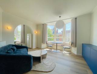 Dit stijlvolle appartement op de <strong>2e verdieping</strong> is gelegen in de gegeerde Sportstraten, op wandelafstand van station Gent-Sint-Pieters en met een vlotte verbinding via tram en bus. Het maakt deel uit van een kleinschalig renovatieproject en combineert de charme van <strong>authentieke art-deco-elementen</strong> met een hedendaagse, kwalitatieve afwerking en optimaal wooncomfort.<br /><br />Dankzij de <strong>hoekligging</strong> geniet het appartement van veel natuurlijk licht, een aangenaam open zicht en een hoge mate van privacy. De indeling omvat een inkomhal, een lichtrijke leefruimte met <strong>sofa, eettafel met stoelen en een comfortabele opbergzitbank</strong>, en een volledig ingerichte keuken met <strong>BORA-kookplaat met geïntegreerde afzuiging, vaatwasser, combi-oven en retro SMEG-koelkast</strong>. Aansluitend bevindt zich een gezellige <strong>ontbijthoek</strong> met tafel en ingebouwde opbergzitbank, ideaal om de dag rustig te starten.<br /><br />Verder beschikt het appartement over een ruime master bedroom met dressing, een tweede slaapkamer of bureauruimte met opklapbed en twee ingebouwde wandkasten, en een stijlvolle badkamer met ruime instapdouche, dubbel lavabomeubel en toilet. Op niveau -1 bevindt zich bovendien een <strong>grote private kelderberging</strong>.<br /><br />Het appartement werd recent gerenoveerd met bijzondere aandacht voor isolatie en energiezuinigheid. Dankzij <strong>driedubbele beglazing</strong>, <strong>individuele zonnepanelen</strong> en een uitstekende isolatie behaalt het een <strong>EPC-label A</strong>. Het wordt <strong>volledig gemeubeld verhuurd</strong> en is afgewerkt met stijlvolle verlichtingsarmaturen en prachtige gordijnen.<br /><br /><strong>Huurprijs:</strong> € 1.350/maand<br /><strong>Algemene kosten:</strong> € 15/maand<br /><strong>EGW:</strong> aparte tellers<br /><strong>Beschikbaar:</strong> onmiddellijk.<br /><strong>Contract:</strong> 3/6/9 jaar<br /><br />Domicilie verplicht. Huisdieren zijn niet toegelaten. Door de gemeubelde afwerking en de centrale ligging is dit appartement bijzonder geschikt voor wie op zoek is naar een instapklare woonoplossing, zoals een expat, alleenstaande of jonge starter/koppel.<br /><br /><strong>Interesse?</strong> Contacteer Tine voor een bezoek via <strong>tine@tvevastgoed.be</strong> of <strong>0474 97 00 22</strong>.