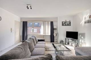 Dit appartement is gelegen in een kleinschalige residentie aan de rand van de stad in Aalst, met name de Koolstraat. Het omvat een lichtrijke woonkamer, een recent volledig vernieuwde keuken, een apart toilet, twee slaapkamers en een badkamer. Extra troef is de berging op de gelijkvloers verdieping in het gebouw. Er is een garage aan de achterkant van het gebouw, deze is optioneel bij te kopen aan 25.000 euro.Het appartement is volledig voorzien van dubbele beglazing en wordt verwarmd via elektrische accumulatorren. De elektriciteit is conform de voorschriften van het AREI.Aangezien het gebouw niet beschikt over een lift of een externe syndicus, blijven de gemeenschappelijke kosten bijzonder beperkt.