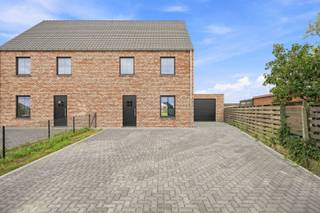 Deze halfopen bebouwing in Merkem combineert comfortabel wonen met een uitzonderlijk ruime garage van maar liefst 64m². De woning zelf beschikt over een royale oppervlakte van 193 m² en is afgewerkt met hedendaagse en kwalitatieve materialen.<br /><br />Bij het binnenkomen bevindt zich de inkomhal met toilet. De leefruimte sluit aan op de keuken en zithoek. Verder is er nog een berging.<br /><br />Op de eerste verdieping bevinden zich drie slaapkamers en de badkamer. Het zolderverdiep biedt nog extra ruimte en kan ingericht worden als 2 of 3 extra slaapkamers of hobbyruimte.<br /><br />📞 Interesse? Contacteer Thijs, Friedel of Nina:<br />📲 051 57 54 61<br />📧 thijs@grouptrybou.be | friedel@grouptrybou.be | nina@grouptrybou.be |