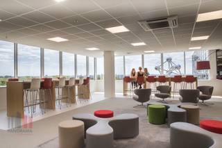 Le <strong>bureau</strong> moderne de 340 m² au premier étage est situé dans un emplacement d’affaires de premier ordre, entouré de verdure, au pied de l’Atomium, avec un accès direct au Ring et à l’A12. Excellente accessibilité par les transports en commun. L’aéroport de Zaventem se trouve à seulement 15 minutes. L’espace peut être divisé en 5 unités de 68 m².<br /><br />Le bâtiment de bureaux prestigieux bénéficie de plusieurs installations, telles que des salles de réunion, un restaurant, un support technique et commercial permanent, ainsi qu’une sécurité 24/24. De plus, le bâtiment est équipé de panneaux solaires, climatisation, grandes fenêtres apportant beaucoup de lumière naturelle, et d’un design moderne et épuré.<br /><br />Il dispose également d’un grand parking de 1.500 places (intérieur et extérieur) avec bornes de recharge. Selon vos besoins professionnels, des surfaces plus grandes ou plus petites peuvent être envisagées. Disponible immédiatement !<br /><br />N’hésitez pas à contacter <strong>PANORAMA B2B</strong> pour plus d’informations, des plans détaillés ou une visite sans engagement au<strong> 0477 09 00 09.</strong>