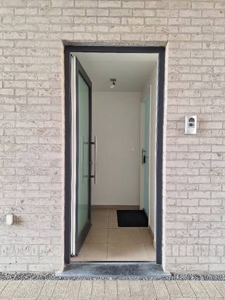Zeer goed onderhouden gemeubeld en instap klaar appartement.<br />Eerste eigenaar van het oorspronkelijke kijkappartement.<br /><br />Diervriendelijk residentie.<br />Toplocatie op wandelafstand van het (honden)strand, tram- en bushalte, bakker, slager, restaurants…<br /><br />Unieke privé ingang.<br />Inkomhal met glazen deur naar de eetkamer en living.<br />Weggewerkte doorstromer/verwarmingsketel van Bullex.<br /><br />Ruime woonkamer.<br />Lederen loungezetel (Natuzzi).<br />Tv-kast en salontafel bestaande uit eik (Caprun).<br />Smarttelevisie (Samsung).<br />Wandklok (Riverdale).<br /><br />Degelijke eetkamer.<br />Eettafel met vier stoelen en wandkast eik (Caprun).<br />Thermostaat (Bullex).<br /><br />Open keuken.<br />Onderbouw koelkast.<br />Vitro keramische kookplaat.<br />Vlakscherm afzuigkap.<br />Inbouw afwasmachine (ongebruikte staat).<br />Combi-oven.<br />Alle keukenapparaten (Zanussi) zijn minimaal klasse A+.<br /><br />Ruime badkamer.<br />Grote spiegel met ledverlichting (Van Marcke).<br />Dubbele lavabo met clickafsluiting (Van Marcke) en opbergkast.<br />Ligbad met draaisluiting (Viega) en glazen scharnieren douchewand.<br /><br />Apart toilet werkend op regenwater.<br />Hangtoilet en lavabo (Ideal Standaard).<br /><br />Berging met zekeringskast en bediening intern ventilatiesysteem.<br />Wasmachine Ecobubble 7Kg (Samsung).<br />Stapelkit voor wasmand (Samsung).<br />Warmtepompdroger (Samsung) (ongebruikte staat).<br />Stofzuiger met vuildetectiesysteem (Samsung) (ongebruikte staat).<br /><br />Grote slaapkamer deze kamer sluit tevens aan op de tuin met terras.<br />Kleine slaapkamer wordt momenteel gebruikt als opbergruimte/dressing.<br /><br />Onderhoudsvriendelijke zonnige tuin (kunstgras) met bangkirai terras.<br />Watervoorziening werkend op regenwater.<br /><br />Ondergrondse Garagebox algemeen toegankelijk met afstandsbediening of code.<br /><br />Gemeenschappelijke tuin achteraan de residentie met vuilnis- en fietsenberging.<br /><br />Alles is van duurzaam materiaal.<br />Lichtarmaturen en ledlampen (Philips)<br />Keuken, bad en bed textiel (De Witte Lietaer) <br />Badkamer, toilet en keukenaccessoires (Brabantia/ Zack)<br />Intern ventilatiesysteem (Vent-Axia) <br />Rookmelder (ABUS)