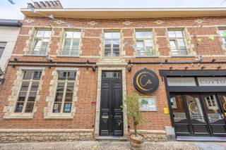 <strong>Luxueus en centraal gelegen duplexappartement, pal in het centrum van Tienen, met onder andere een bewoonbare oppervlakte van 186 m², 3 slaapkamers en een terras van maar liefst 67 m². Momenteel is er nog geen basisakte aanwezig. Het geheel, bestaande uit het handelsgelijkvloers en twee ruime appartementen, staat eveneens te koop. Meer informatie hierover vindt u op immogve.be. EPC-label B (score 167).</strong><br /><br />Het appartement is gelegen op de eerste verdieping en bestaat uit een inkomhal, een leefruimte van 59,5 m² met keuken, een berging, twee slaapkamers, een bureau en een badkamer. Daarnaast bevindt zich op de tweede verdieping een derde slaapkamer met mezzanine. Vanuit de leefruimte heeft u toegang tot het ruime terras van 67 m².<br /><br />Tot slot is er een kelder aanwezig met aparte tellers voor water, gas en elektriciteit, evenals extra bergruimte voor stockage.<br /><br />Het appartement werd afgewerkt met zeer kwalitatieve materialen.<br /><br />In het gebouw is een personenlift aanwezig die toegang biedt tot de eerste verdieping, met andere woorden tot aan de inkomdeur van dit appartement.<br /><br />Dit appartement is gelegen in één van de gezelligste straten van Tienen, pal in het centrum.<br /><br />Meer info? Mail naar laurens@immogve.be of bel naar 0496 07 89 48.