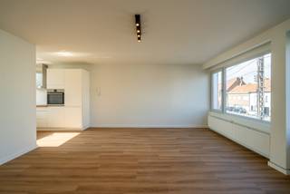 Dit recent volledig gerenoveerde appartement bevindt zich op de eerste verdieping, bereikbaar met de lift of via de trap. Direct naast de...