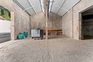 <p><strong>Uniek aanbod in hartje Diksmuide – Loods/garage </strong></p>
<p>In de charmante <strong>Begijnhofstraat</strong>, vlakbij het water en achter de Grote Dijk, vind je deze veelzijdige eigendom bestaande uit een <strong>lichtrijke loods/garage van 183 m²</strong>. Ideaal gelegen in het <strong>centrum van Diksmuide</strong>, met vlotte bereikbaarheid en tal van mogelijkheden.</p>
<p>De <strong>loods van 183 m²</strong> is perfect als opslagplaats, atelier of werkruimte. Ze beschikt over een grote <strong>schuifpoort</strong>, is voorzien van <strong>elektriciteit</strong> en heeft een recent <strong>volledig vernieuwd dak</strong> van hoge kwaliteit. Een instapklare ruimte met een zee aan potentieel.</p>
<ul><li>
<p><strong>garage</strong></p>
</li><li>
<p><strong>atelier</strong> of creatieve werkplek</p>
</li><li>
<p><strong>eventruimte</strong></p>
</li></ul>
<p><strong>PRIJS:</strong></p>
<ul><li>
<p>Loods/garage (183 m²): <strong>€160.000</strong></p>
</li></ul>
<p><strong>Interesse?</strong><br />Contacteer ons via <strong>peter@eravandenbussche.be</strong> of bel <strong>0473/39 04 01</strong> voor meer info of een bezoek ter plaatse.</p>