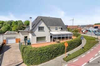 Characterful and ready to move in doctor's house with 6 rooms, patio and winter garden a unique residential opportunity full of space, charm and...