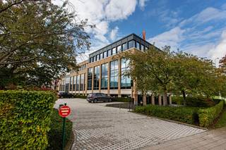 Bureau de 371 m² à louer avec visibilité du R0 à Zellik. L'espace qualitatif à un ascenseur, airco etc. et est situé dans le Exiten business park...