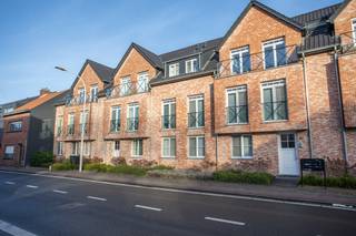 Perfect instapklaar appartement met 1 slaapkamer, een ruim terras en ondergrondse autostaanplaats!U betreedt het appartementencomplex via de centrale...