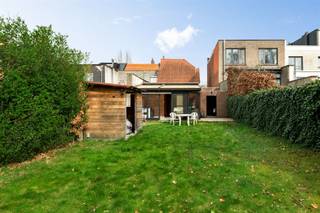 <p>Maison jumelée à rénover avec 2 à 3 chambres et grand jardin.<br />Très central, à distance de marche des commerces, écoles et transports publics et proche de l'accès et de la sortie de l'autoroute.<br />Disposition : hall d'entrée avec toilettes invités et vestiaire, living sur sol carrelé côté rue, cuisine de base et salle de bain avec douche dans la baignoire, bureau/salle de jeux/3ème chambre, véranda;<br />V1 : 2 chambres sous le toit, 2ème toilettes.<br />Extras : Entrée latérale pratique avec espace de rangement pour les vélos/la terre etc, possibilité de parking sur le terrain, jardin exceptionnellement grand, façade avant charmante, pas de chauffage central, sous-sol et grenier de rangement,...<br />EPC F => obligation de rénovation applicable mais POTENTIEL PLEIN !</p><p><br />Info/visite : 03 283 83 00 - noord@sinjoor.be</p>