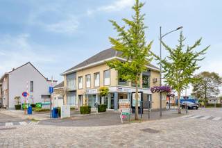 Veelzijdig (opbrengst)eigendom met ruime woning, handelspand en magazijn in hartje Kallo<br /><br />Op zoek naar een veelzijdige vastgoedopportuniteit met tal van mogelijkheden? Dit uitzonderlijke eigendom, centraal gelegen in Kallo, combineert een ruime gerenoveerde gezinswoning, een commerciële handelsruimte met uitstekende visibiliteit en een magazijn met verhuurpotentieel. Ideaal voor ondernemers, investeerders of wie wonen en werken wil combineren.<br /><br />De woning<br /><br />De ruime woning werd gerenoveerd in 2009-2010 en biedt alle comfort. De lichtrijke leefruimte sluit aan op een open, ingerichte keuken. Verder zijn er een bijkeuken, wasplaats en gastentoilet. Het privatieve, ommuurde terras vormt de ideale plek om in alle rust te genieten. Op de eerste verdieping bevinden zich vier slaapkamers en twee badkamers. Extra bergruimte vindt u in de zolder en de kelder. Vloerverwarming en aluminium ramen met dubbele beglazing vervolledigen het wooncomfort.<br /><br />Het handelspand<br /><br />Gelegen op een strategisch kruispunt van de belangrijkste straten van Kallo geniet de handelsruimte van een uitstekende zichtbaarheid en een ruime natuurlijke lichtinval dankzij de vele raampartijen. De nabijheid van de sterk groeiende Waaslandhaven geeft extra potentieel. Het gelijkvloers omvat een polyvalente winkelruimte met keukenhoek en toilet. De verdieping biedt extra mogelijkheden voor burelen of opslag. De ruimte beschikt over een inbraakalarm, conforme elektrische installatie en verwarming via radiatoren en een warmtepomp.<br /><br />Het magazijn<br /><br />Het magazijn combineert een privégarage met een handelsruimte die sinds 2014 gedeeltelijk verhuurd is aan een fietsenhersteller. De ruime bergzolder is bereikbaar vanuit de garage. Op de oprit is plaats voor drie à vier wagens en er is een laadpaal aanwezig.<br /><br />Strategische ligging<br /><br />Dankzij de vlotte verbinding met de E34 en de Waaslandhaven, het openbaar vervoer vlakbij en de nabijheid van scholen geniet dit eigendom van een uitstekende bereikbaarheid.<br /><br />Een unieke kans om wonen, ondernemen en investeren te combineren op één veelzijdige locatie! <br /><br />Neem snel contact op via dewaele.com als u een bezoek wenst aan dit eigendom dat te koop wordt aangeboden in Kallo / Beveren.<br /><br />Bestuursmaatregelen in het maatregelenregister: in aanvraag