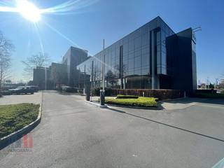 Uniquely located offices of 826 m² for rent along and with excellent visibility from the bustling Kortrijkesteenweg road, strategically positioned next to the slip road 14 Sint-Denijs-Westrem of the E40 motorway, ensuring optimal accessibility. This location offers an excellent opportunity for companies looking for a highly visible and easily accessible workplace.<br /><br />The office space, fully ready to move in, is located on the first floor of a high-quality, modern office building that meets all contemporary standards and facilities.<br />The office space is laid out as a spacious open space, ideal for flexible working arrangements. You will also enjoy the comfort of a private terrace, perfect for relaxing breaks or informal outdoor meetings. The building is further equipped with a convenient kitchenette and modern sanitary facilities, ensuring that all basic needs are met. Ample parking facilities right by the building make it extra attractive, both for employees and visitors.<br /><br />Moreover, various surface areas are available, depending on your company's specific needs. Thanks to the excellent accessibility by both car and public transport (various bus and tram stops nearby), this office is the ideal base. The space is available immediately, allowing you to start quickly in your new workplace.<br /><br />Do not hesitate to contact PANORAMA B2B GENT KANTOREN for more information or a no-obligation site visit via 0477 44 39 30.