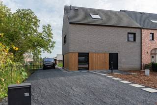 <p>Deze zeer ruime halfopen bebouwing combineert een hedendaagse woonkwaliteit met een uitstekende bereikbaarheid. Met een EPC van slechts 52 kWh/m², vloerverwarming, zonnepanelen, laadpaal en parkeermogelijkheid voor minstens 4 wagens is deze woning helemaal klaar voor de toekomst.</p>
<p></p>
<p>De woning geniet een centrale ligging in Aalter, vlak bij het sportpark en op korte afstand van winkels, scholen en alle belangrijke uitvalswegen.</p>
<p></p>
<p>Op het gelijkvloers beschikt de woning over een ruime inkomhal met gastentoilet, praktische berging, een volledig uitgeruste open keuken, een aangename leefruimte en een open bureau. De grote raampartijen zorgen hier voor bijzonder veel lichtinval en bieden een mooi zicht op de tuin. Bovendien staat de leefruimte rechtstreeks in verbinding met het ruime zuidgerichte terras.</p>
<p></p>
<p>De eerste verdieping omvat een nachthal, apart toilet, 3 slaapkamers, waarvan één met aansluitende dressing, en een ruime badkamer met zowel douche als ligbad.</p>
<p></p>
<p>Ook de zolderverdieping biedt een mooie extra troef: deze werd reeds deels afgewerkt en ingericht als polyvalente ruimte of 4de slaapkamer.</p>
<p></p>
<p>Buiten geniet u van een bijzonder aangename zuidgerichte tuin, een ruim terras en een grote tuinberging met bijzonder veel opbergruimte. Vooraan is er parkeergelegenheid voor minstens 4 voertuigen, inclusief een laadpaal voor een elektrische wagen.</p>
<p></p>
<p>TROEVEN</p>
<ul>
<li>Zeer ruime halfopen bebouwing</li>
<li>Centrum Aalter – nabij sportpark</li>
<li>Vlotte verbinding naar de grote uitvalswegen</li>
<li>EPC 52 kWh/m²</li>
<li>Zonnepanelen</li>
<li>Vloerverwarming</li>
<li>Laadpaal</li>
<li>3 slaapkamers + polyvalente zolderruimte/4de slaapkamer</li>
<li>Badkamer met douche én ligbad</li>
<li>Volledig uitgeruste open keuken</li>
<li>Grote leefruimte met royale raampartijen</li>
<li>Zuidgerichte tuin en ruim terras</li>
<li>Parkeerplaats voor minstens 4 wagens</li>
<li>Grote tuinberging</li>
</ul>
<p></p>
<p>Een ruime, energiezuinige en perfect gelegen gezinswoning waar hedendaags comfort en aangenaam buitenleven mooi samenkomen.</p>