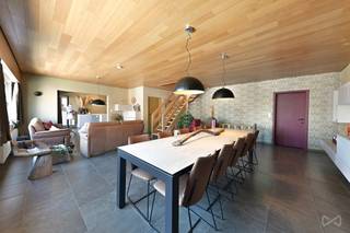 In het hart van Perk bevindt zich deze verrassend ruime woning met tal van mogelijkheden. Dankzij de centrale ligging geniet het pand van een uitstekende visibiliteit, ideaal voor wie wonen wil combineren met een zelfstandige activiteit, praktijk of handelszaak. De 30 km/u-zone zorgt bovendien voor een rustige woonomgeving en er is voldoende parkeergelegenheid in de directe omgeving.<br /><br />Achter de gevel schuilt een woning die blijft verrassen door haar omvang en doordachte indeling.<br /><br />Op het gelijkvloers bevinden zich een zeer ruime handels- of polyvalente ruimte, een keuken, bijkeuken, ruime berging/wasplaats, garage, extra opslagruimte of atelier en een gezellige tuinkamer met zicht op de tuin en het terras.<br /><br />De eerste verdieping omvat een lichtrijke leefruimte met eetkamer en woonkamer, een open bureauruimte, berging, twee slaapkamers en een badkamer.<br /><br />Op de zolderverdieping bevinden zich nog twee bijzonder ruime afgewerkte kamers die desgewenst verder kunnen worden opgedeeld.<br /><br />Met zonnepanelen en een EPC-score C is ook aan energiezuinigheid gedacht.<br /><br />Een ideale eigendom voor een groot gezin, een zelfstandige, kangoeroewonen of wie op zoek is naar uitzonderlijk veel ruimte en mogelijkheden. Een bezoek is de enige manier om de ware omvang van deze unieke woning te ervaren.