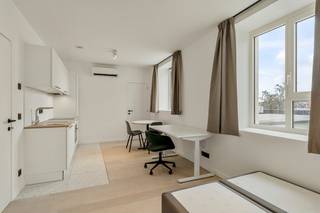 Gemeubelde studio's met een EPC A-label op een toplocatie te centrum Leuven! De verkoop geschiedt volledig onder registratierechten!<br /><br />Project bestaande uit eigentijdse, ruime en lichtrijke studio's waarvan verschillende met een slaapniveau en terrassen. <br /><br />Het project wordt gekenmerkt door grote ramen en hoge plafonds en is gelegen op een centrale ligging nabij Groep T, verschillende campussen en het station van Leuven!<br />Alle studio's beschikken over een volledig ingerichte keuken en een badkamer met een inloopdouche, een wastafel met een spiegel en een toilet.<br /><br />Door een goede isolatie, lucht-lucht warmtepompen, zonnepanelen en hoogwaardig glas zijn deze studio's zeer energiezuinig en allen voorzien van een EPC label A en zijn ze klaar voor de toekomst!<br /><br />Voor degene die de studio niet zelf in gebruik nemen en willen verhuren, bieden we een huurgarantie voor academiejaar '26-'27.<br /><br />Voor meer info of een bezoek ter plaatse kan u contact opnemen via arnaut@immojanstas.be of 0495/292080!