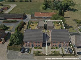 TERRAIN À BÂTIR À VENDRE À MOORSLEDE, D'UNE SUPERFICIE DE 680 m².Vous recherchez un terrain bien situé pour construire la maison de vos rêves ? Au 193 de la Roeselaarsestraat à Moorslede, vous trouverez ce terrain à bâtir d'une superficie totale de 679,88 m². Une opportunité intéressante pour ceux qui recherchent de l'espace et la liberté de construire une maison entièrement selon leurs propres souhaits.Le terrain est facilement accessible et présente une forme rectangulaire pratique. Il est destiné à une construction sans encadrement, ce qui vous offre la possibilité de réaliser une maison spacieuse et entièrement personnalisée. Conformément aux règles d'urbanisme en vigueur, deux niveaux de construction au maximum, complétés par un toit, sont autorisés. Les façades latérales doivent être situées à au moins 3 mètres des limites de la parcelle. La profondeur maximale de construction est de 15 mètres au rez-de-chaussée et de 12 mètres à l’étage.De plus, au moins deux places de stationnement doivent être prévues sur la parcelle. Un abri pour voiture est également envisageable, à condition qu’il respecte les prescriptions en vigueur.Atout supplémentaire : la parcelle est vendue sans entrepreneur. Vous bénéficiez ainsi d’une liberté totale dans le choix de votre architecte et de votre partenaire de construction, et pouvez réaliser la maison de vos rêves en toute conformité avec vos propres souhaits et votre budget.Une belle opportunité pour ceux qui souhaitent réaliser leur propre projet immobilier sur une parcelle spacieuse, dans un cadre agréable et verdoyant à Moorslede.Vous êtes intéressé ou vous souhaitez obtenir plus d’informations sur les possibilités et les règles d’urbanisme ? N’hésitez pas à nous contacter par e-mail à l’adresse info@property-vastgoed.be ou par téléphone au 056 96 08 00.