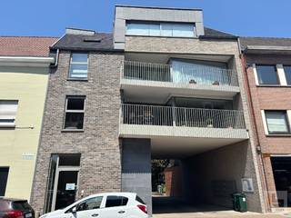 TE KOOP: Rustig gelegen ruim appartement met 2 slaapkamers en autostaanplaats in het centrum van Ronse, Hoogstraat 37INDELING: inkomhal -...