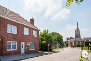Halfopen woning te koop in BoezingeOver de woning:Deze charmante halfopen woning in het hart van Boezinge vormt de perfecte starterswoning voor wie...