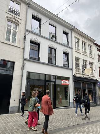 Zeer goed gelegen handelspand.  Hoek Grote Markt.  Gelegen naast KFC.  Veel passage, zeer goede visibiliteit. Zon-georienteerde...