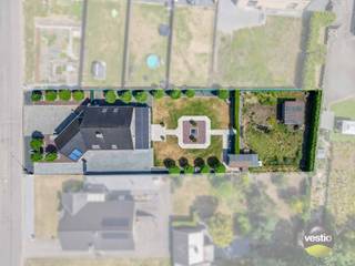 ENERGIEZUINIGE WONING OP 13,52 ARE TE OPGLABBEEK<br /><br />Deze ruime en lichtrijke woning is gelegen langs de Speeltuinstraat vlakbij het centrum van Opglabbeek en de nabijgelegen fietsroutes en prachtige wandelpaden in de natuur. Maar ook de omliggende gemeentes Genk, As, Bree en Maaseik zijn van hieruit vlot bereikbaar. Het gekende hippisch complex “Sentower Park” ligt trouwens op slechts 100 meter van de woning.<br /><br />De woning werd gebouw in 1998 en werd doorheen de jaren uitzonderlijk goed onderhouden. Bovendien kan de woning een zeer goed EPC label B voorleggen mede dankzij de 23 zonnepanelen ( met groenestroomcertificaten 270 euro / 1.000 kWh  ) en een zonneboiler.<br /><br />Gelijkvloers beschikt de woning over een ruime living van meer dan 40 m² met een mooi zicht op de tuin en toegang tot het overdekte terras. Aanpalend is er een goed uitgeruste keuken voorzien van alle moderne comfort. Voorts zijn er nog een inkomhal, een gastentoilet en een wasplaats. In uw inpandige garage is er plaats voor 2 wagens en deze ruimte kan eventueel omgevormd worden tot een kantoor- / praktijkruimte of zelfs een kangoeroewoonst of vakantiewoning. Aansluitend heeft u toegang tot de kelderverdieping van 85 m², aan opbergruimte dus geen gebrek!<br /><br />De eerste verdieping is vervolgens uitgerust met een overloop, een apart toilet, een berging en 3 ruime slaapkamers waarvan de grootste ook nog eens beschikt over een terras, een naastgelegen dressing en een bergruimte.  <br /><br />De woning is gelegen op een ruim, volledig omheind en zuidelijk georiënteerd perceel van maar liefst 13,52 are. Hier kan u in alle privacy genieten van de rust in de tuin of onder uw terrasoverkapping.<br /><br />Enkele TROEVEN van deze woning opgelijst:<br /><br />+ Energiezuinig: EPC label B ( 128 )<br />+ Toplocatie nabij Opglabbeek-centrum<br />+ 23 zonnepanelen met groenestroomcertificaten<br />+ Zonneboiler<br />+ Elektriciteit is goedgekeurd<br />+ 4 x airco / inverter<br />+ Mogelijkheid creatie kantoor-/praktijkruimte – kangoeroe-/vakantiewoning<br />+ Zuidelijk georiënteerd en volledig omheind perceel 13,52 are<br />+ Overal rolluiken voorzien<br />+ Asbestvrije woning<br />+ Ruime kelderberging<br />+ Goed onderhouden en instapklaar<br /><br />Kortom, een instapklare, energiezuinige woning op een toplocatie! Meer info? Contacteer Maarten Delbroek via maarten@vestio.com of bel naar 0471/034804.<br /><br /><br /> 