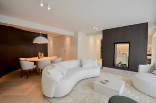 Uitzonderlijk en tijdloos gerenoveerd appartement met open zichtDit prachtig uitzonderlijk volledig gerenoveerde appartement combineert tijdloze...