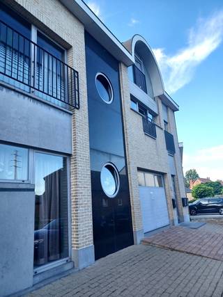 <p>TE KOOP: opbrengsteigendom met 3 appartementen op een perceel van 190 m², gelegen te Zandbergen, met vlotte verbinding naar Ninove en Geraardsbergen.</p>
<p>Deze opbrengsteigendom is een ideale investering voor wie op zoek is naar een project met direct rendement! Alle appartementen zijn reeds geruime tijd verhuurd aan betrouwbare huurders.</p>
<p>Oppervlakte appartementen:</p>
<p>Gelijkvloers: 87 m² (1 slaapkamer, groot terras en garage)</p>
<p>Verd. 1: 95 m² ( 2 slaapkamers + groot terras)</p>
<p>Verd. 2: 66 m² ( 1 slaapkamer)</p>
<p>Meer info beschikbaar op kantoor.</p>
<p>Contacteer ons via email: steven@denderimmo.be of telefonisch op nr 054 50 16 50</p>
<p><br /><br /></p>