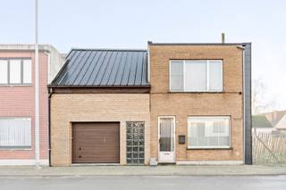In het centrum van Vrasene vinden we deze solide woning met 2 slaapkamers, een uitzonderlijk grote garage en vooral: een structuur die...
