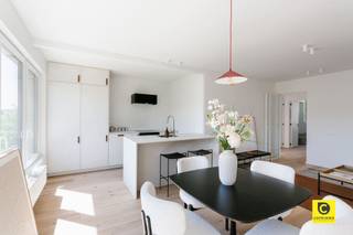 <p><span>Prachtig gerenoveerd appartement met 2 slaapkamers en gemeenschappelijke tuin te Pulhof!</span></p><p><span>Met véél passie en know-how werd dit stijlvol pareltje zopas hoogwaardig en energetisch (EPC B) gerenoveerd. Op deze absolute toplocatie in hartje Pulhof is het aangenaam, rustig en kwalitatief wonen op de 2e verdieping van een prima onderhouden en kleinschalig gebouw. Winkels, parken, scholen, horeca, sportfaciliteiten, openbaar vervoer en invalswegen zijn steeds vlakbij. Ook het bruisende Antwerpen is slechts een boogscheut verwijderd. Bent u op zoek naar een appartement boordevol karakter in een hedendaags jasje en met de nodige buitenruimte daarbovenop? Zoek niet langer, vraag een bezoek aan voor dit pand en uw verwachtingen zullen ongetwijfeld worden ingelost. </span></p><p><span> </span></p><p><span>Inkomhal, leefruimte &amp; keuken:</span></p><p><span>U betreedt dit fabelachtig appartement via de inkomhal met veiligheidsdeur, videofoon en voldoende plek voor uw vestiaire. Het oog valt meteen op de trendy tussendeur met "gietijzeren-look" alsook op de magnifieke parketvloer die naadloos werd doorgelegd in heel het appartement. De natuurlijke lichtinval accentueert de charme van de eigentijdse leefruimte met open keuken. Een harmonieus geheel waar u een gezellig salon perfect kan combineren met uw eetkamer. De moderne keuken met sublieme "Mortex" afwerking omvat een eiland met zitgedeelte en is voorzien van kwalitatieve toestellen (inductievuur, dampkap, oven, vaatwasser en koelkast met vriesvak). U kan tijdens het koken steeds genieten van uw gezin en/of gezelschap en ook aan werk- en opbergruimte is hoegenaamd geen gebrek.</span></p><p><span> </span></p><p><span>Slaapkamers, badkamer, toilet &amp; wasruimte:</span></p><p><span>Beide slaapkamers liggen eveneens op parket en situeren zich aan de nog rustigere achterzijde van het gebouw zodoende uw nachtrust en privacy gegarandeerd zijn. Ook in de oogstrelende badkamer speelt de "Mortex' afwerking een prominente rol. Ze voorziet in een weelderige XL-inloop-/regendouche met prachtige wandtegels, een omvangrijk wasmeubel met 2 waskommen en matching watervalkranen en spiegel, een handdoek-radiator en mechanische ventilatie. Het toilet met handenwasser en mechanische ventilatie is apart. En plus is er ook een wasruimte die tevens extra opbergruimte biedt en de nieuwe HR condensatieketel (Vaillant) huisvest.</span></p><p><span> </span></p><p><span>Terras, gemeenschappelijke tuin, kelder &amp; garage:</span></p><p><span>Het inpandige terras is de ideale plek om zowel bij goed als minder goed weer te kunnen genieten van een welverdiend aperitief na een drukke werkdag. Ziet u het toch iets groter, geen enkel probleem, de gemeenschappelijke tuin biedt alle units de mogelijkheid om deze riante buitenruimte ten volle te benutten. Denk maar aan een lekkere BBQ, een feestje met familie of vrienden of simpelweg genieten van het zonnetje. Een privatieve kelderberging is inbegrepen. De omvangrijke garage biedt dan weer plek voor 2 wagens in combinatie met meerdere fietsen en veel extra opbergruimte. De garage is optioneel (€ 50.000).</span></p><p><span> </span></p><p><span>Extra troeven:</span></p><p><span>- Mobiscore 9,4/10</span></p><p><span>- Lichtrijk en ruimtelijk</span></p><p><span>- EPC B</span></p><p><span>- Driedubbele HR ramen</span></p><p><span>- Dak- en achtergevelisolatie</span></p><p><span>- HR condensatieketel 2025</span></p><p><span>- Elektriciteit conform</span></p><p><span>- Incl. designverlichting</span></p><p><span>- Terras &amp; gemeenschappelijke tuin<br />- Kelder en optionele garage</span></p><p><span>- Geen syndicus</span></p><p><span>- Geen maandelijkse lasten</span></p><p><span>- Individuele meters</span></p>