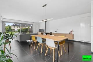+++ Molenstraat 225, Liedekerke +++<br /><br /><strong>Moderne en energiezuinige instapklare woning</strong>, rustig gelegen in Liedekerke en op wandelafstand van winkels, scholen en openbaar vervoer. Deze aangename gezinswoning beschikt op het gelijkvloers over een inkomhal met gastentoilet, een <strong>lichtrijke leefruimte</strong> met open keuken die uitgeeft op het terras en de tuin, evenals twee praktische bergruimtes. Op de eerste verdieping bevinden zich twee slaapkamers en een ruime badkamer uitgerust met een ligbad, douche en dubbele lavabo. Op de tweede verdieping zijn nog twee volwaardige slaapkamers ondergebracht. Verder beschikt de woning over een <strong>ruime aparte garage</strong> en een <strong>praktisch tuinhuis</strong>. Dankzij de aanwezige zonnepanelen en het <strong>uitstekende EPC-label A </strong>geniet u van een bijzonder <strong>energiezuinige woning </strong>met lage verbruikskosten. De instapklare afwerking, de rustige ligging en de nabijheid van alle voorzieningen maken van deze woning de ideale keuze voor wie comfortabel en zorgeloos wil wonen. Contacteer ons voor meer info of een bezoek te plannen via <strong>info@immoteam.be</strong> of <strong>0478/059069</strong>
