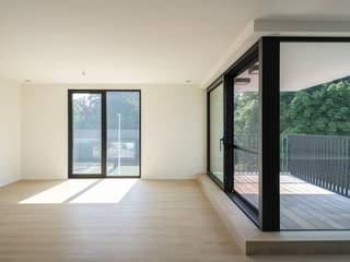 Dit prachtige appartement in Sint-Denijs-Westrem, nabij Gent, biedt een unieke combinatie van licht, ruimte en comfort. Gelegen op de...