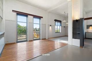 Bent u op zoek naar een ruime loft waar ruimte en licht perfect samenkomen? Dan is deze loft met één slaapkamer op de tweede verdieping in het centrum van Eke precies wat u zoekt.<br />Deze leuke loft biedt een aangename open leefruimte met grote raampartijen die zorgen voor een overvloed aan natuurlijk licht en ruimte. De volledig uitgeruste keuken sluit naadloos aan op de leefruimte en maakt het geheel bijzonder praktisch en sfeervol.<br />Verder beschikt deze loft over een ruime slaapkamer, een badkamer met bad en douche en voldoende bergruimte. <br />Centrale verwarming op aardgas en airco voorzien voor alle comfort.<br />Overdekte autostaanplaats inbegrepen in de huurprijs.<br />De ligging is een absolute troef. In een rustige straat, maar toch op wandelafstand van winkels, scholen, openbaar vervoer en horeca. Ook het station van Eke-Nazareth en de E17 bevinden zich op slechts enkele minuten, waardoor Gent, Deinze en Kortrijk vlot bereikbaar zijn. De omgeving biedt daarnaast tal van wandel- en fietsmogelijkheden in de Scheldevallei en het Parkbos.<br />Huurprijs: € 850,00 + € 25,00 gemeenschappelijke kosten.<br />Onmiddellijk beschikbaar.<br />Voor bezoek: Bel Ulrik Willems 0495 93 38 35 of email: uw@entree.be