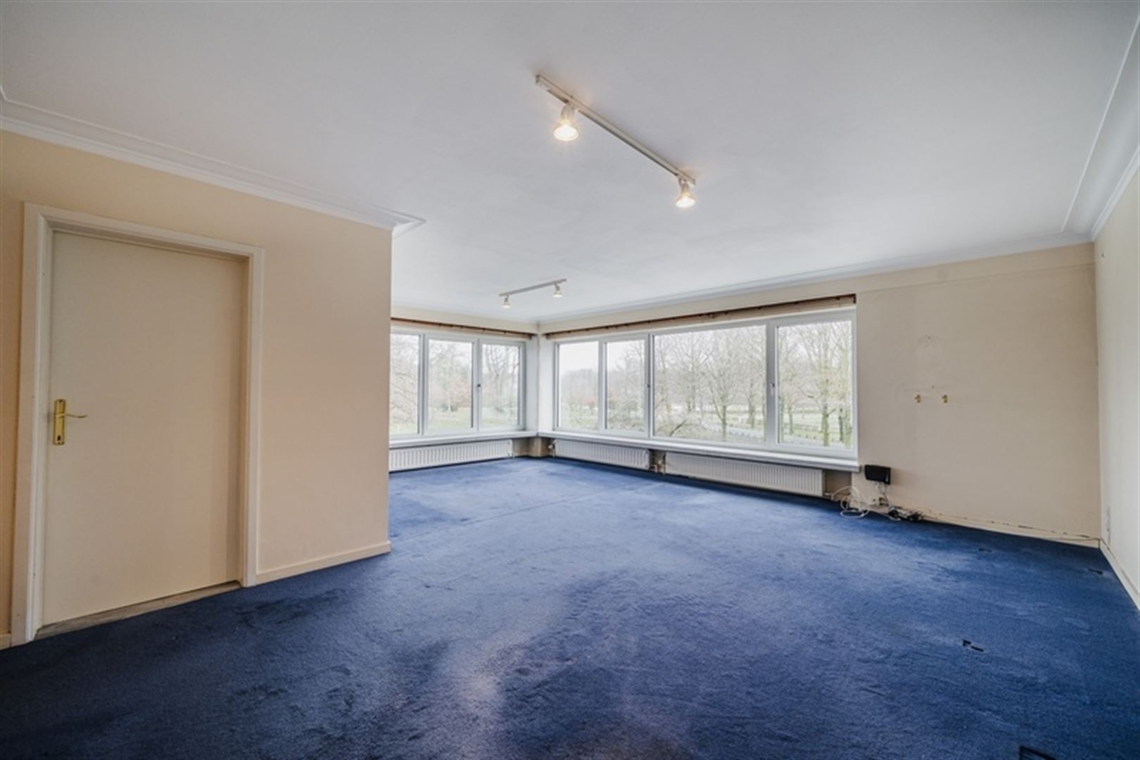 Hoekappartement met 2 slaapkamers en lift in het centrum - foto 4