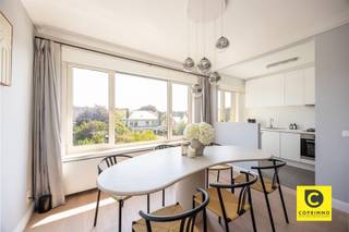<p><span>Dit comfortabele appartement ligt op de tweede verdieping van een kleinschalig en goed onderhouden gebouw, te vinden in een rustige woonwijk. Het recent-gerenoveerde én geïsoleerde dak zorgen voor een prima EPC score. Het commercieel centrum van Wilrijk is op wandelafstand verwijderd en voor een verdere uitstap zijn snelwegen en invalswegen vlakbij. Wie liever de rust opzoekt zal ongetwijfeld baat hebben bij de omliggende parken. Kortom: een centraal gelegen appartement voor wie een kalme omgeving ook zeker welkom is.</span></p><p><span> </span></p><p><span>Binnenkomen doen we via een praktische inkomhal waar een handige ruimte is om jassen en schoenen op te bergen. Apart toilet is hier ook aanwezig.</span></p><p><span> </span></p><p><span>De woonkamer geniet van een fijne lichtinval met voldoende plaats voor een grote eettafel en een gezellig salon.</span></p><p><span> </span></p><p><span>Aangrenzend ligt de keuken, dewelke is uitgerust met gasvuur, oven en vaatwasser; de koelkast staat apart. De talrijke witte inbouwkasten maken deze uiterst functioneel, de groene accentmuur zorgt voor een frisse uitstraling.</span></p><p><span> </span></p><p><span>Het appartement beschikt over twee slaapkamers. De grootste van de twee is ruim en heeft genoeg plaats voor bed en kleerkast. De tweede slaapkamer wordt vandaag als vestiaire gebruikt, waarbij een muur werd aangekleed met ingemaakte kasten. Verder is hier nog een fijn balkon te vinden.</span></p><p><span> </span></p><p><span>De badkamer werd net opgefrist en is praktisch en onderhoudsvriendelijk Ze omvat een ligbad met douchekop en dubbele lavabo met enkele kasten.</span></p><p><span> </span></p><p><span>Bovenop het appartement is er nog toegang tot een aparte volledig afgewerkte ruimte die ook nog een mooie oppervlakte kent. Vandaag is hier al een aansluiting voor wasmachine en droogkast te vinden, alsook een warmtepomp die de ruimte verwarmt en koelt. Deze kamer kan perfect gebruikt worden als creatief atelier, bureauruimte of eventueel als derde slaapkamer. Aanvullend geeft deze kamer uit op het platte dak, dat eventueel de mogelijkheid biedt om aan te kleden als een gezellig dakterras.</span></p><p><span> </span></p><p><span>Ten slotte hoort er bij het appartement nog een ruime garagebox. Ook op de oprit ervoor kunnen nog twee auto's geparkeerd staan. De garage is optioneel aan te kopen voor € 25.000.</span></p><p><span> </span></p><p><span>Troeven</span></p><p><span> </span></p><ul><li><span>Rustige buurt, toch centraal gelegen</span></li><li><span>Kleinschalig gebouw, lage gemeenschappelijke kost (€50/M)</span></li><li><span>Geïsoleerd dak</span></li><li><span>Goed EPC</span></li><li><span>Ruime en volledig afgewerkte 'zolder'</span></li><li><span>Grote garagebox</span></li></ul>