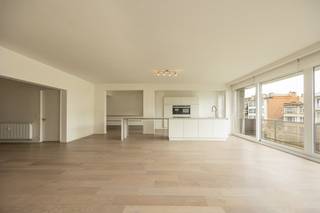 <p>Located on the <strong>7th floor of an apartment building with an elevator</strong>, this exceptionally spacious and light-filled apartment spans a full <strong>164 m².</strong> Its central location on Belgiëlei, between <strong>Antwerp Central and Antwerp-Berchem</strong>, ensures excellent accessibility. The city center, shops, public transportation, and major thoroughfares are all within easy reach.</p><p>Upon entering, the <strong>spaciousness and natural light</strong> immediately catch your eye. The impressive windows on both sides give the apartment an open and pleasant feel. The spacious living area offers more than enough room for a large living and dining room.</p><p>One of the highlights is the <strong>very spacious kitchen</strong>, featuring long countertops on both sides and a beautiful <strong>solid marble countertop</strong>. The numerous cabinets and exceptional amount of workspace make this kitchen ideal for those who enjoy cooking extensively and entertaining guests.</p><p>The apartment also features <strong>3 full-sized bedrooms and no fewer than 3 bathrooms</strong>, ensuring exceptional comfort and privacy. In addition, there are <strong>2 practical storage rooms</strong>, including one that is very spacious.</p><p>The apartment has a <strong>terrace</strong> at both the front and the back. The combination of the high floor level, the terraces, and the large windows creates a pleasant sense of space and light.</p><p>With an <strong>EPC rating of B</strong>, a code-compliant electrical system, and an exceptional floor area of 164 m², this is a truly complete apartment for anyone seeking <strong>space, light, and comfort in a central location in Antwerp</strong>.</p>