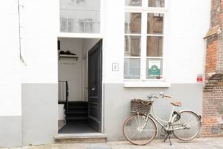 Van een verrassende eigendom gesproken! Unieke woning met écht loftgevoel, midden in het historische centrum van Brugge.<br /><br />Op het leefniveau: een ruime woon- en eetkamer met open, volledig uitgeruste keuken, badend in natuurlijk licht dankzij grote raampartijen. Een aparte bureauruimte, gescheiden door sfeervolle binnenramen, zorgt voor een visuele connectie zonder in te boeten aan privacy. Ook een eerste badkamer bevindt zich op dit niveau.<br /><br />Boven vindt u twee slaapkamers - één nu ingericht als dressing - een tweede als luxueuze master-bedroom met vrijstaand bad, ruim lavabomeubel en apart toilet. De dakramen geven zicht op het aanpalende erfgoed en bieden een unieke sfeer aan de ruimte. Een terras realiseren behoort tot de mogelijkheden; hierover werd reeds positief overleg gepleegd met Stedenbouw en Monumentenzorg.<br /><br />Extra troeven: aparte wasruimte, berging en ruime droge kelder.<br /><br />Deze unieke woning wordt aangeboden met een startprijs. De verkoper behoudt zich het recht voor om elk bod te aanvaarden of te weigeren, of verder te onderhandelen met één of meerdere kandidaten.<br /><br />Volgens het Maatregelenregister zijn er op dit perceel geen maatregelen van toepassing.<br /><br />Kom het zelf ontdekken.<br />Contacteer Katrien voor een bezoek: <br />📞 0477 46 53 11 <br />📩 katrien@waeyler.be